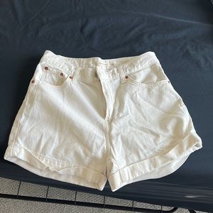 White Levi’s mom shorts